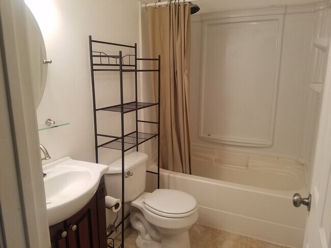 Building Photo - Available August 1st! 3 bed 1 bath, fully ...