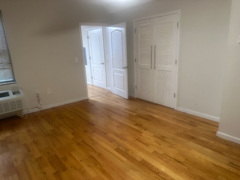 Building Photo - 529 54th St