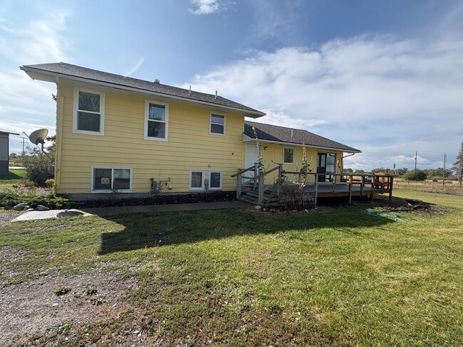 Building Photo - 4 bedroom, 2 bathroom Home with Beautiful ...