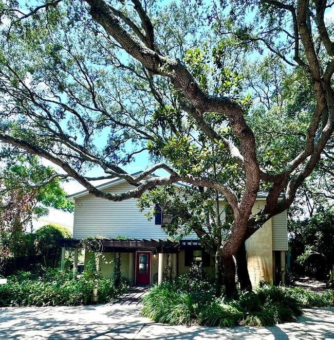 Building Photo - Beautiful 3B/3.5B Waterfront Fully Furnish...