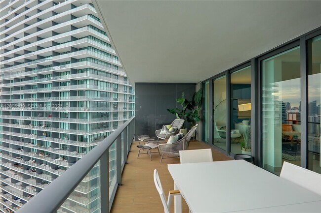 Building Photo - 650 NE 32nd St