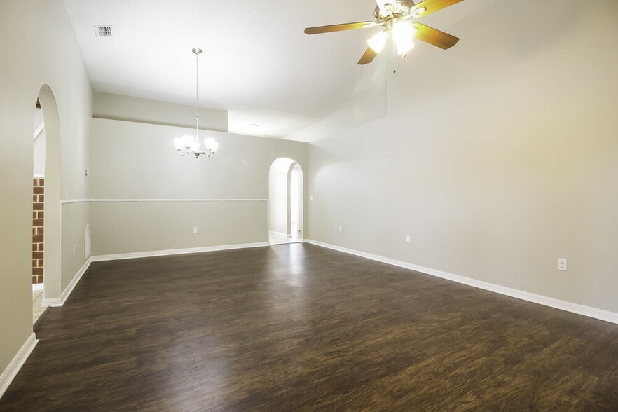 Building Photo - 11821 Pethrick Dr