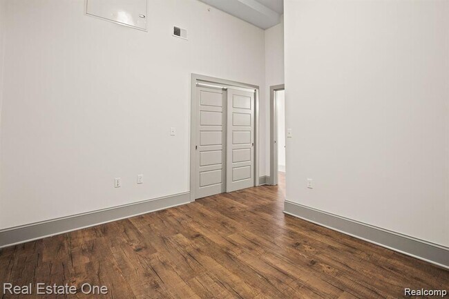 Building Photo - 10 Grand River Ave