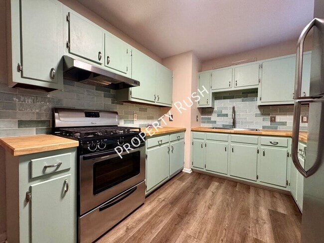 Building Photo - 1110 Fernway Cir