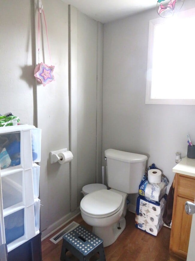 Building Photo - 105 N State St