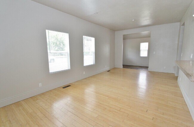 Building Photo - 616 9th Ave S