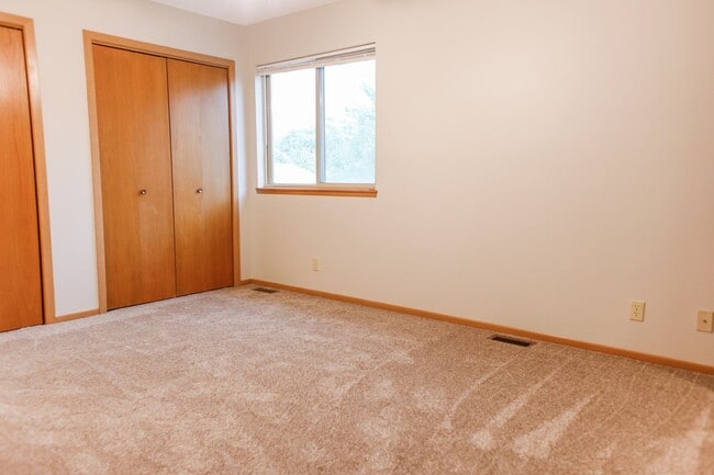 Building Photo - 3 bedroom, 2.5 bath townhouse in NW Lincoln