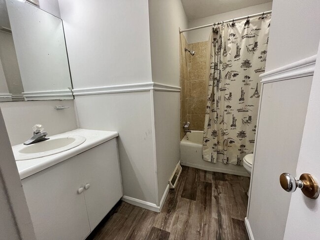 Building Photo - 3 Bedrooms, 1.5 Bathroom - Home in Sherwood Forest!