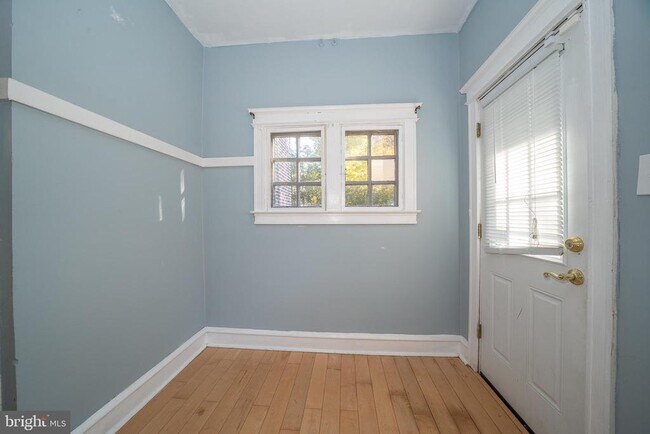 Building Photo - 709 E 20th St