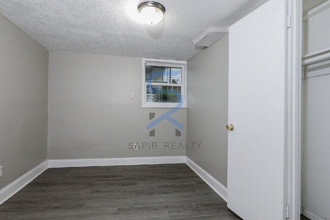 Building Photo - 1123 Graymont Dr SW