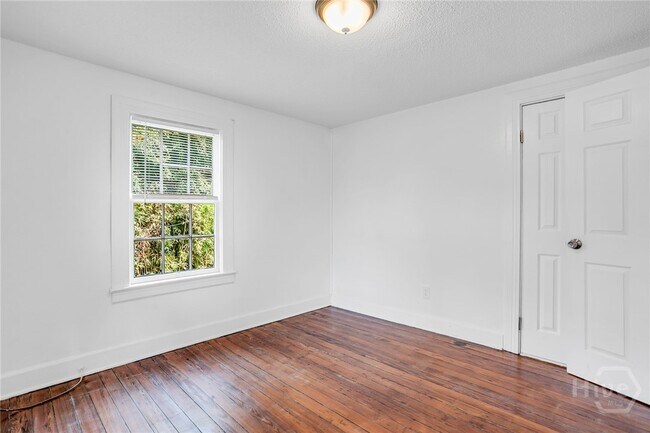 Building Photo - 906 E 39th St