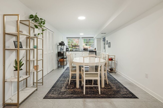 Building Photo - Longview Road