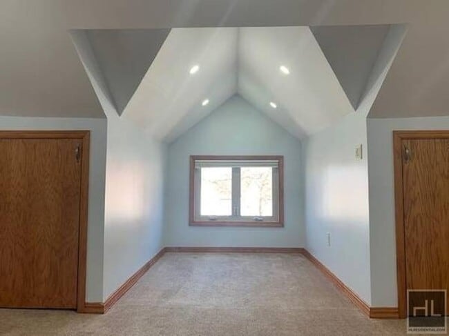 Building Photo - Spacious 3-Bedroom Apartment – Hardwood Fl...