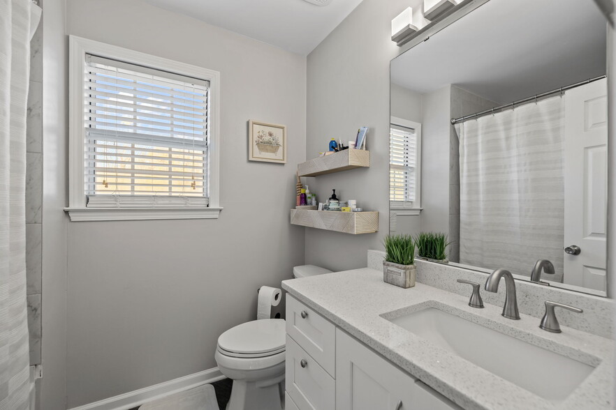 Master Bathroom - 3100 Fairington Dr