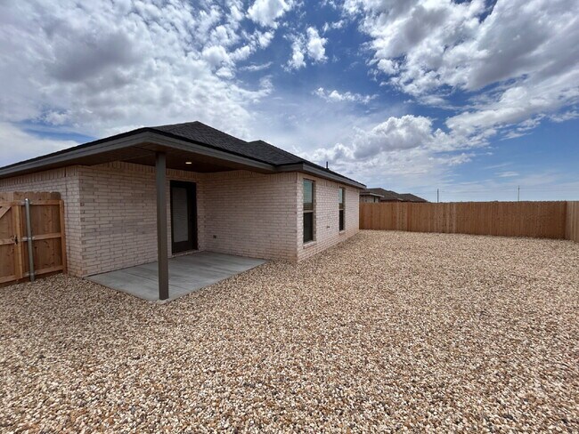 Building Photo - "Charming 3-Bed, 2-Bath Lubbock Home: Spac...