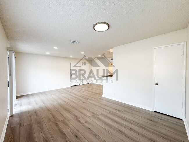 Building Photo - 14801 Delano St