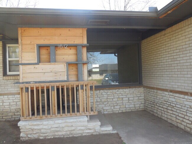 Building Photo - 3 BED 1 BATH IN CASADY HEIGHTS ADDITION OF THE VILLAGE