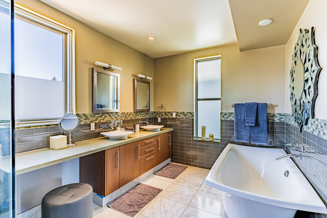 Primary Bedroom Full Bathroom with Large Tub - 408 W Juniper St