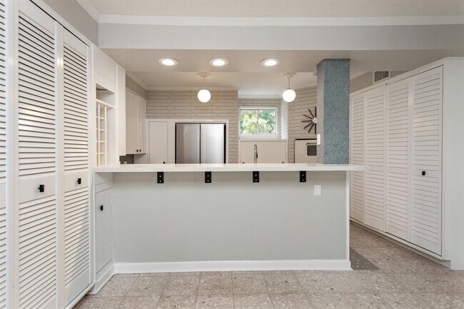 Building Photo - 10234 Hazelhurst Dr
