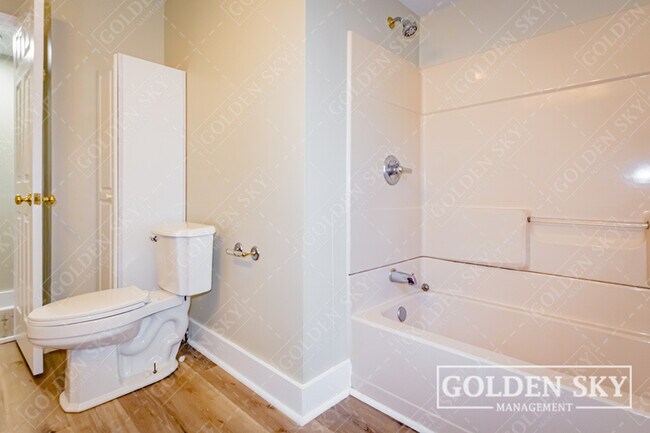 Building Photo - 1417 W Memorial Dr