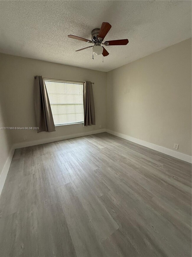 Building Photo - 9961 Three Lakes Cir