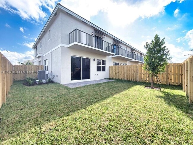 Building Photo - 196 NE 13th Ave