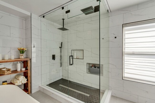 Building Photo - Beautiful 5-Bedroom Home in Sandy!