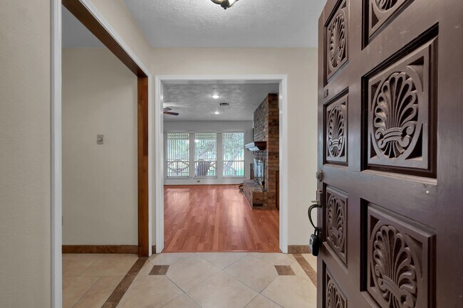 Building Photo - 284 Colonial Ct