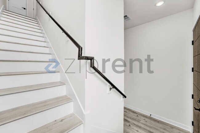 Building Photo - 2000 Riverside Farms Rd