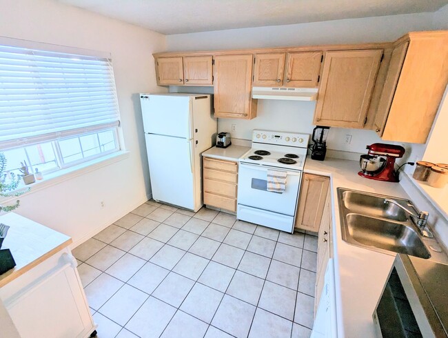 Building Photo - Provo Townhouse