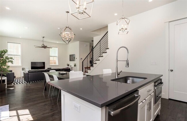 Building Photo - 306 NW H St