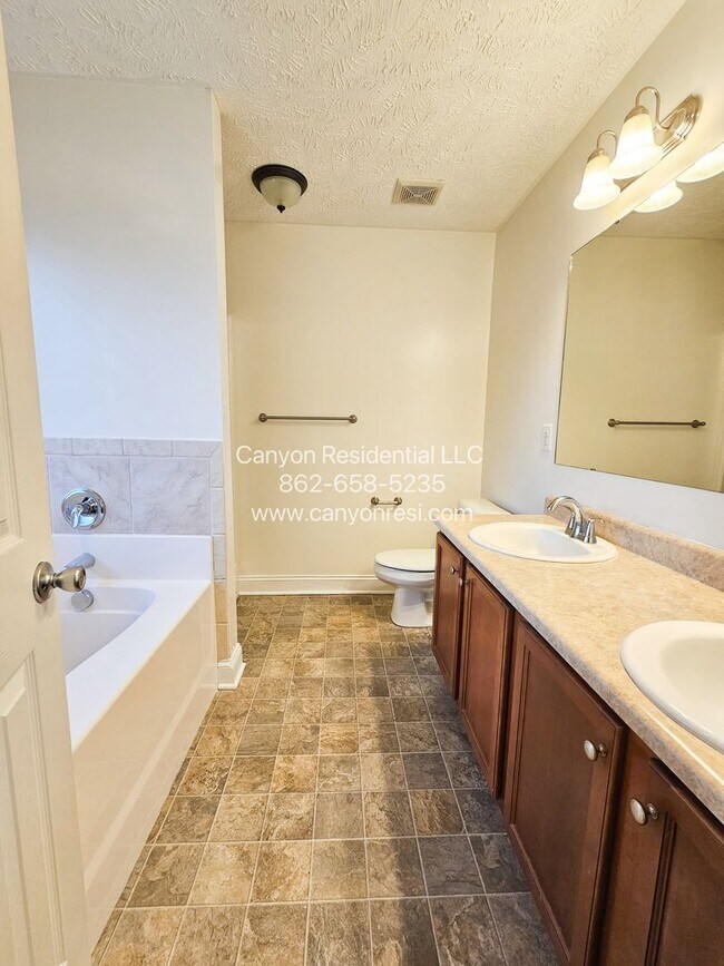 Building Photo - Charming 3-Bedroom Home