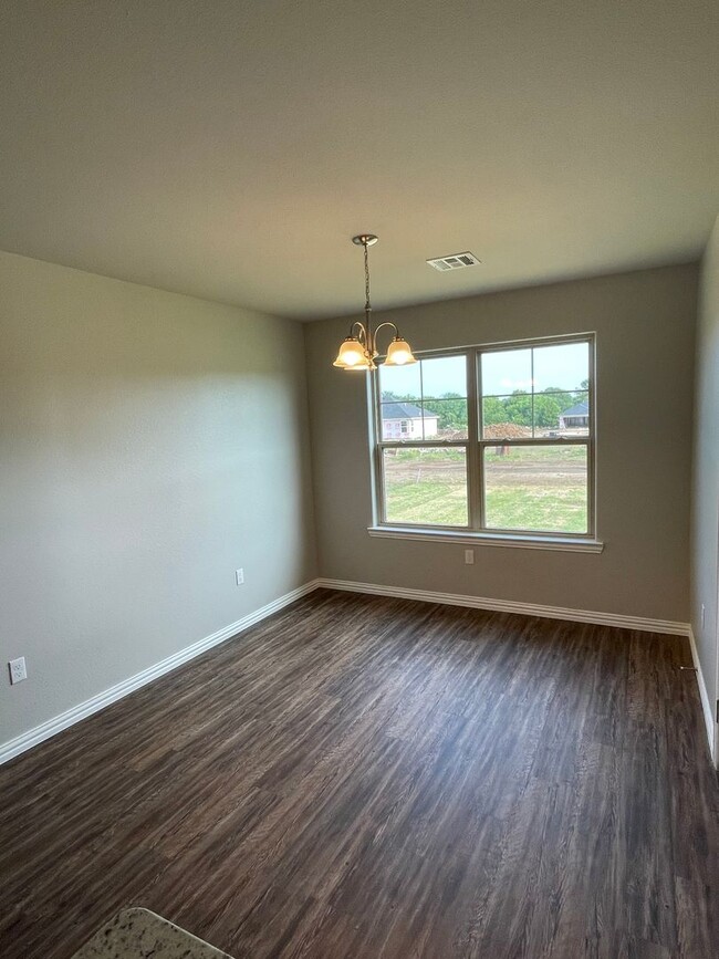 Building Photo - Beautiful 3 bedroom 2 Bath Home Close to L...