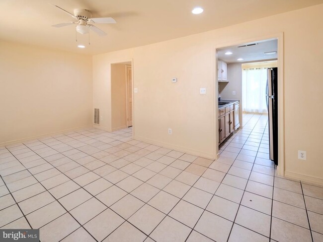 Building Photo - 10 Oak Dr