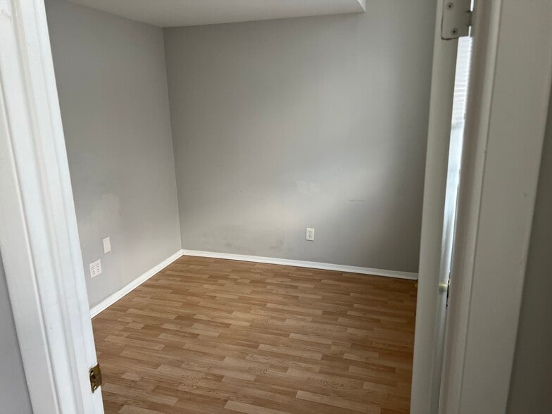 Building Photo - 3021 W Belmont Ave