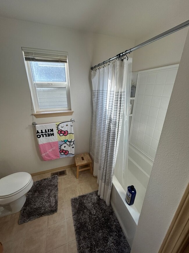 Building Photo - 4B, 2.5BA Pet-friendly home w/2-car garage...