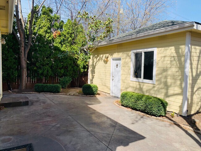 Building Photo - Beautiful Home In South East Boise!
