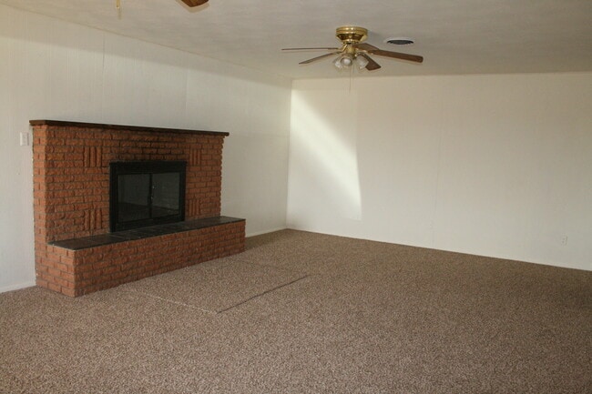 Building Photo - LARGE COUNTRY HOME NEAR ENMU
