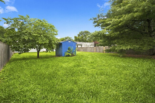 Building Photo - 511 E Dyann Dr