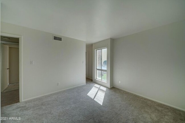 Building Photo - MOVE IN SPECIAL 2/2 Ground Floor Condo in ...