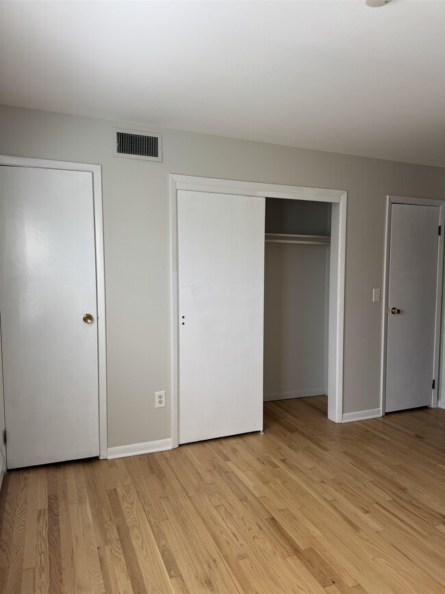 Building Photo - 985 SCHOPMAN Dr