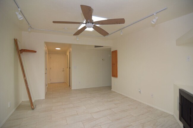 Building Photo - Well Maintained 2 Bedroom 1 Bath Townhouse! East Tucson Location!