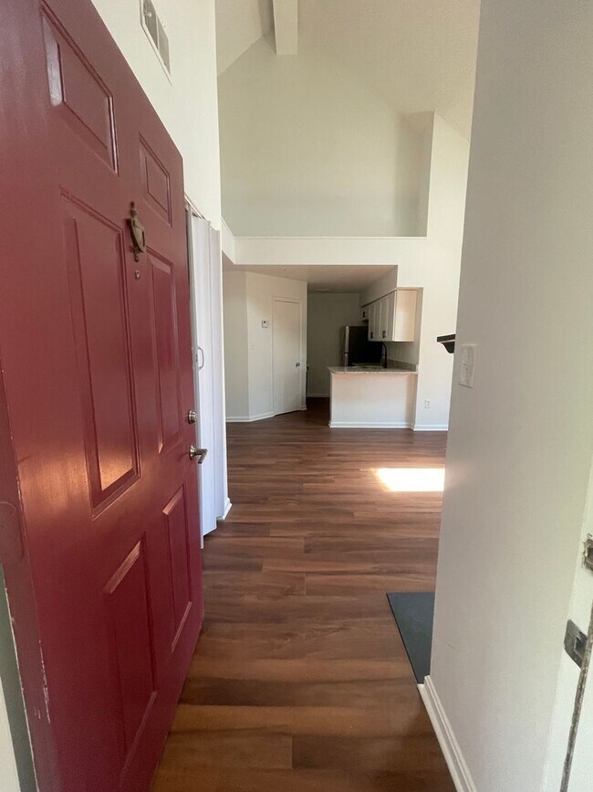 Building Photo - TOP FLOOR CONDO WITH ONE BEDROOM, DEN WITH...
