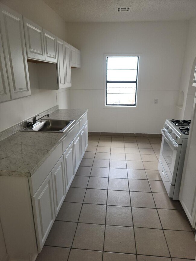 Building Photo - 1223 N Chautauqua Ave