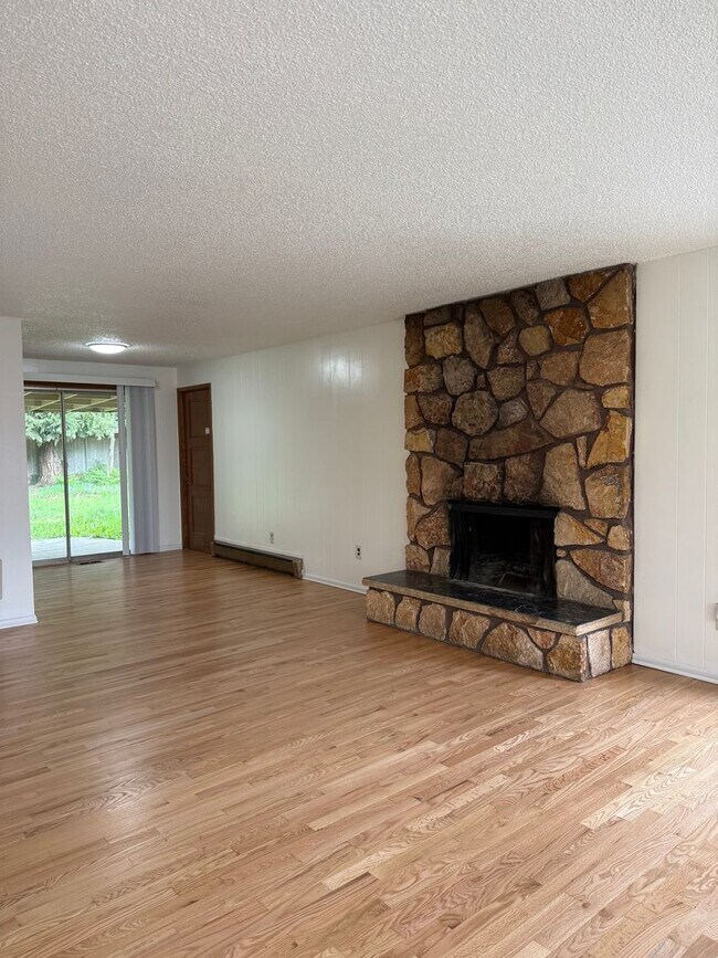 Building Photo - Great location in Milwaukie, OR! 3 bedroom 1 bath home with a large yard!