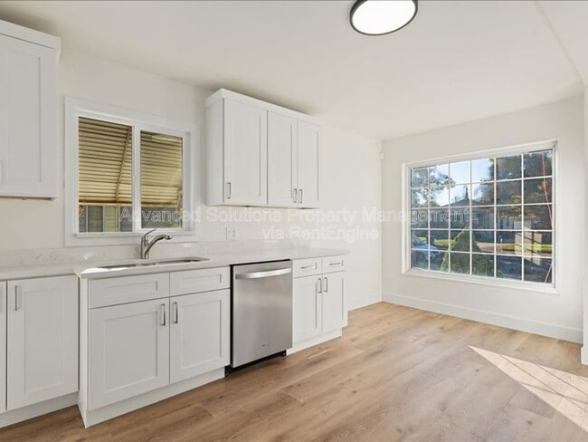 Building Photo - 1150 Simondi Ave