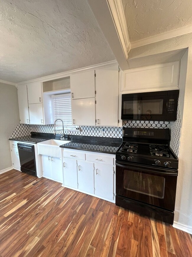 Building Photo - Cute 2 Bed 1 Bath in the Steve Pennington Addn