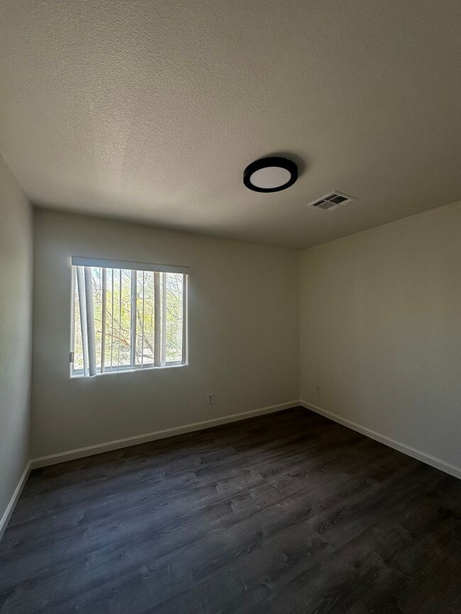 Building Photo - 3 Bedroom Home in the SW!