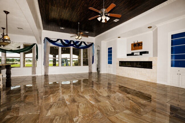 Building Photo - 527 Lily Ln