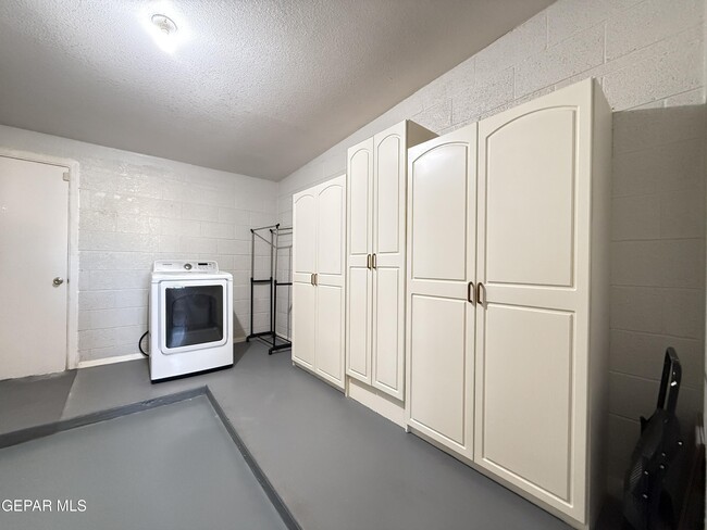 Building Photo - 10180 Saigon Dr